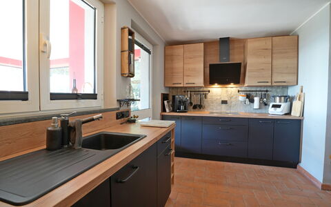 Villa Di Confine: Cabinetry, Sinken, Spüle, Zapfhahn, Countertop, Eigentum, Küche, Fenster, Holz, Interior Design