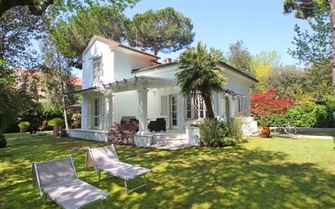 Villa Le Macchie: Pflanze, Himmel, Gebäude, Eigentum, Fenster, Baum, Haus, Grundstueck, Hütte, Wohngebiet