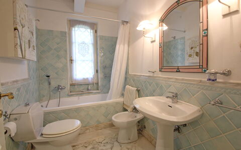 Villa Le Macchie: Spiegel, Zapfhahn, Armatur, Sinken, Bad Sink, Eigentum, Badezimmer, Lila, Interior Design, Die Architektur
