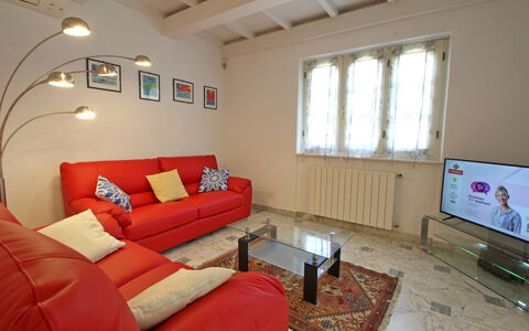 Villa Le Macchie: Couch, Möbel, Eigentum, Fenster, Tabelle, Bilderrahmen, Interior Design, Wohnzimmer, Holz, Fussboden