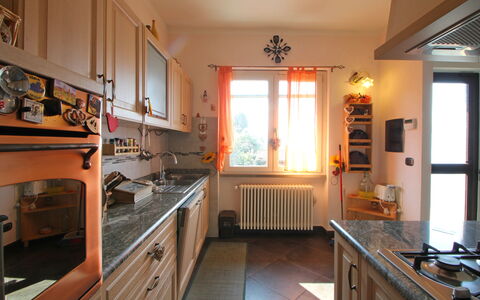 Panorama: Countertop, Cabinetry, Möbel, Spüle, Sinken, Fenster, Küche, Holz, Herd, Interior Design