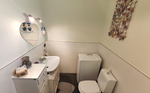 Panorama: Eigentum, Sinken, Gebäude, Interior Design, Beleuchtung, Armatur, Stuhl, Bad Sink, Fussboden, Haus