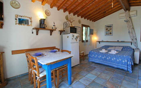 La Casetta: Möbel, Gebäude, Tabelle, Azurblau, Blau, Holz, Haus, Interior Design, Bilderrahmen, Fussboden