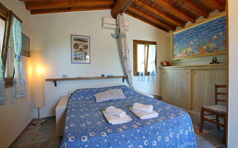 La Casetta: Eigentum, Möbel, Fenster, Azurblau, Bilderrahmen, Holz, Interior Design, Die Architektur, Bett, Gebäude