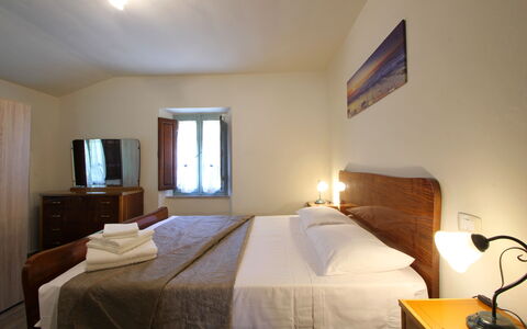 Apuane Retreat: Möbel, Eigentum, Spiegel, Komfort, Licht, Gebäude, Beleuchtung, Textil, Holz, Fenster