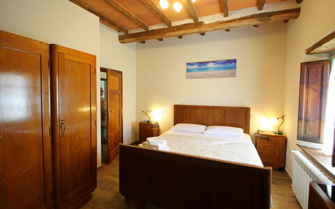 Apuane Retreat: Eigentum, Möbel, Holz, Komfort, Interior Design, Gebäude, Bett, Fussboden, Grundeigentum