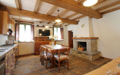 Apuane Retreat: Möbel, Tabelle, Holz, Fenster, Cabinetry, Wohnzimmer, Interior Design, Fussboden, Holzbeize, Flooring