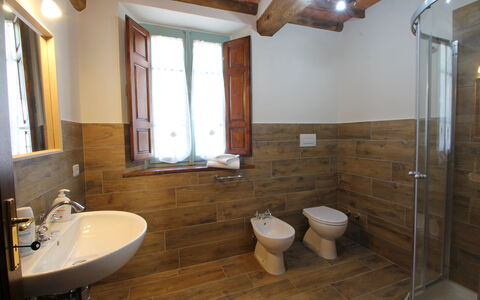 Apuane Retreat: Armatur, Sinken, Eigentum, Zapfhahn, Badezimmer, Holz, Fenster, Interior Design, Bad Sink