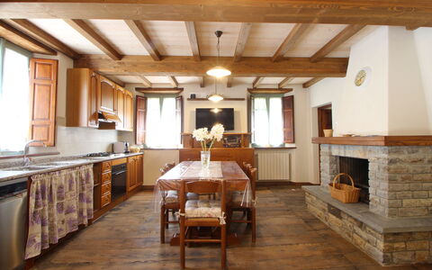 Apuane Retreat: Eigentum, Tabelle, Möbel, Cabinetry, Fenster, Holz, Interior Design, Flooring, Fussboden, Holzbeize