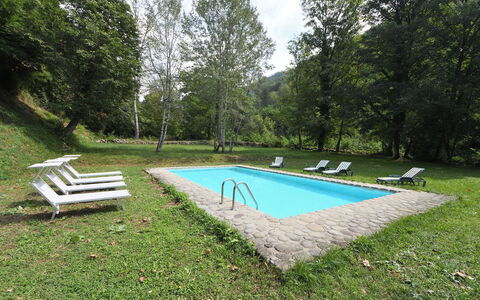 Villa Del Mulino: Wasser, Pflanze, Schwimmbad, Schatten, Baum, Gartenmöbel, Gras, Himmel, Natürliche Landschaft, Freizeit