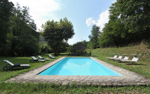 Villa Del Mulino: Wolke, Wasser, Pflanze, Himmel, Natur, Gras, Baum, Natürliche Landschaft, Freizeit, Rechteck