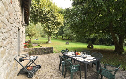 Villa Del Mulino: Pflanze, Tabelle, Baum, Gartenmöbel, Tisch Im Freien, Stuhl, Schatten, Gras, Blumentopf, Holz