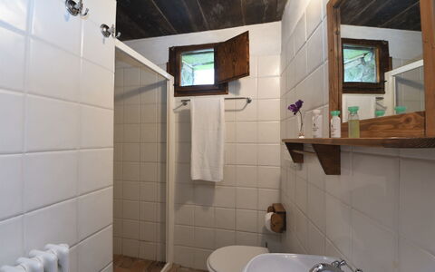 Villa Del Mulino: Spiegel, Sinken, Eigentum, Armatur, Zapfhahn, Lila, Bad Sink, Badezimmer, Interior Design, Gebäude