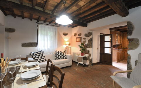 Villa Del Mulino: Möbel, Eigentum, Tabelle, Pflanze, Stuhl, Zimmerpflanze, Interior Design, Bilderrahmen, Holz, Geschirr