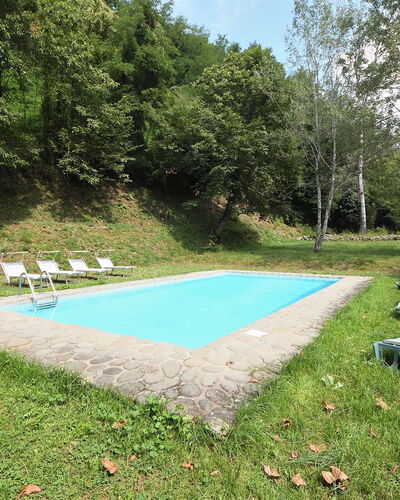 Villa Del Mulino: Pflanze, Schatten, Grundstueck, Himmel, Gras, Ground, Schwimmbad, Freizeit, Gartenmöbel, Baum