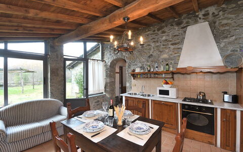 Casa Antelminelli: Tabelle, Eigentum, Möbel, Holz, Interior Design, Pflanze, Fenster, Wohnzimmer, Stuhl, Fussboden
