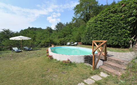 Casa Antelminelli: Wasser, Wolke, Pflanze, Himmel, Schwimmbad, Schatten, Baum, Gartenmöbel, Freizeit, Natürliche Landschaft
