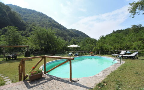 Casa Antelminelli: Wasser, Himmel, Wolke, Pflanze, Wasservorräte, Schwimmbad, Berg, Natürliche Landschaft, Baum, Gartenmöbel