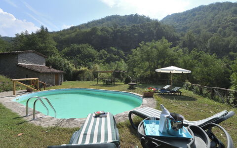 Casa Antelminelli: Wasser, Pflanze, Himmel, Eigentum, Wolke, Berg, Schwimmbad, Natur, Gartenmöbel, Gewässer