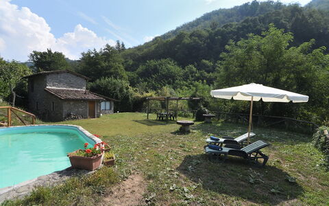 Casa Antelminelli: Pflanze, Wasser, Himmel, Wolke, Baum, Gartenmöbel, Schatten, Berg, Gebäude, Natürliche Landschaft