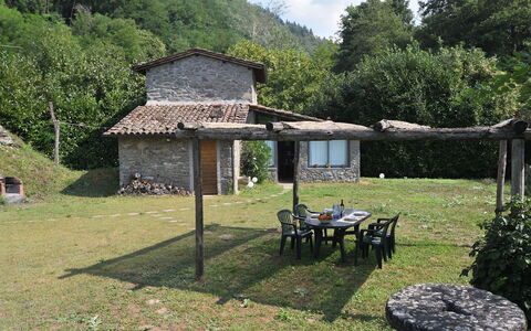 Casa Antelminelli: Pflanze, Wolke, Ökoregion, Gebäude, Natürliche Landschaft, Baum, Grundstueck, Gras, Hütte, Schatten