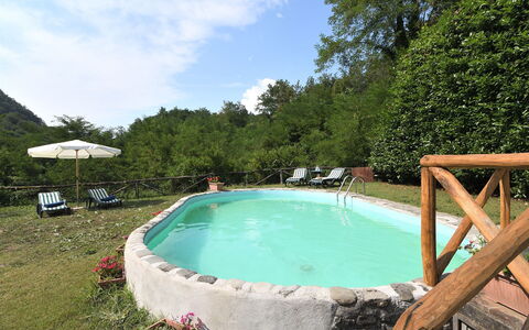 Casa Antelminelli: Wasser, Pflanze, Wolke, Himmel, Schwimmbad, Natur, Natürliche Landschaft, Baum, Gartenmöbel, Freizeit