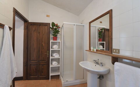 Casa Antelminelli: Spiegel, Zapfhahn, Armatur, Sinken, Eigentum, Bad Sink, Pflanze, Badezimmerschrank, Badezimmer, Gebäude