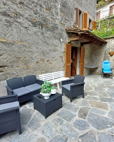 Casa Le Grotte: Pflanze, Gebäude, Fenster, Blumentopf, Zimmerpflanze, Couch, Die Architektur, Gartenmöbel, Strassenbelag, Haus