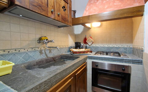 Casa Luigi: Countertop, Cabinetry, Eigentum, Zapfhahn, Herd, Küche, Küchengerät, Holz, Gasherd, Armatur