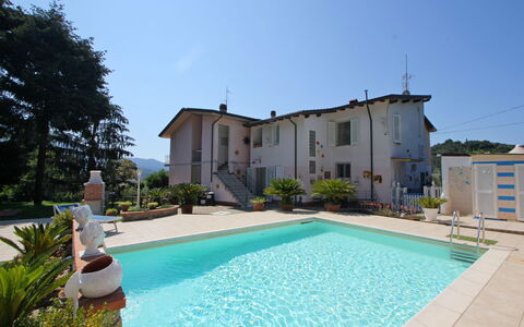 Casa Luigi: Wasser, Pflanze, Himmel, Eigentum, Gebäude, Schwimmbad, Azurblau, Gras, Baum, Freizeit