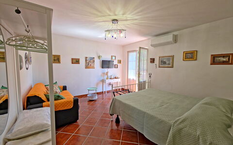 Casa Luigi: Möbel, Interior Design, Fussboden, Flooring, Bett, Wand, Schlafzimmer, Decke, Zimmer, Holz