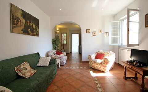 Casa Luigi: Möbel, Bilderrahmen, Couch, Gebäude, Komfort, Interior Design, Fenster, Lampe, Wohnzimmer, Tabelle