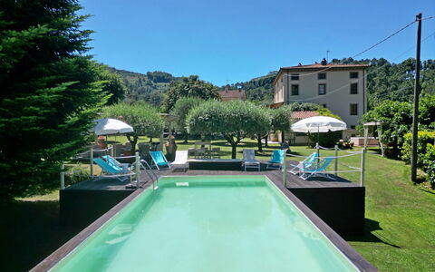 Villa L'antico Casale: Wasser, Himmel, Pflanze, Eigentum, Gebäude, Baum, Schwimmbad, Schatten, Gras, Freizeit