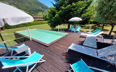 Villa L'antico Casale: Eigentum, Möbel, Wasser, Regenschirm, Schwimmbad, Himmel, Grün, Blau, Azurblau, Schatten