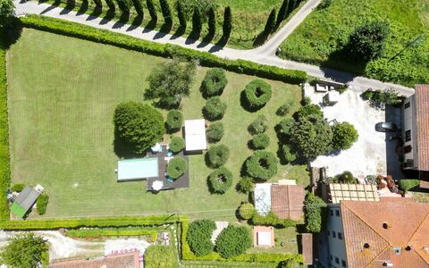 Villa L'antico Casale: Pflanze, Grün, Grundstueck, Baum, Urban Design, Gras, Biome, Natürliche Landschaft, Ländliches Gebiet, Haus