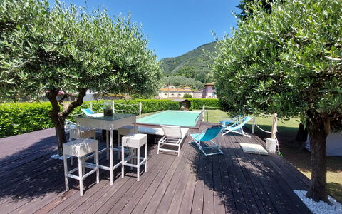 Villa L'antico Casale: Pflanze, Himmel, Tabelle, Möbel, Schatten, Gartenmöbel, Baum, Holz, Tisch Im Freien, Natürliche Landschaft