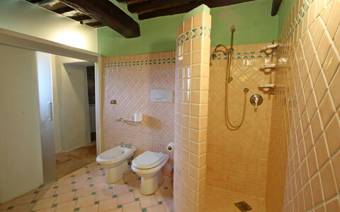 Villa L'antico Casale: Eigentum, Armatur, Badezimmer, Interior Design, Toilette, Flooring, Fussboden, Holz, Wand