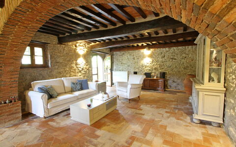 Villa L'antico Casale: Couch, Holz, Interior Design, Fussboden, Wohnzimmer, Studio Couch, Bilderrahmen, Flooring, Gebäude, Grundeigentum