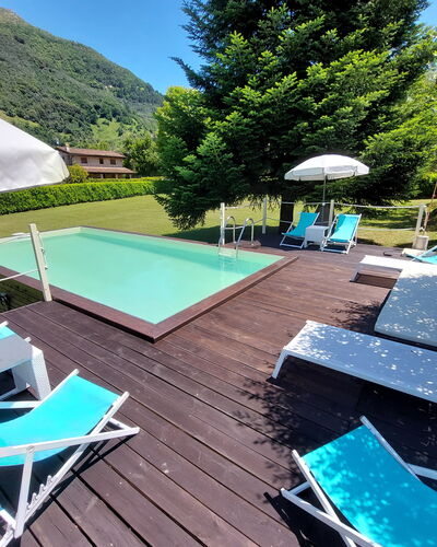 Villa L'antico Casale: Eigentum, Möbel, Wasser, Regenschirm, Schwimmbad, Himmel, Grün, Blau, Azurblau, Schatten