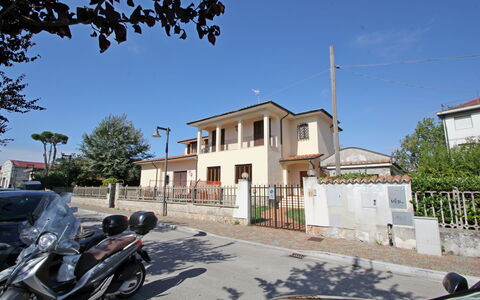 Appartamento Levante: Himmel, Gebäude, Eigentum, Pflanze, Rad, Fenster, Infrastruktur, Strassenbelag, Baum
