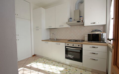 Appartamento Levante: Cabinetry, Countertop, Gebäude, Zapfhahn, Schublade, Herd, Holz, Küche, Cooktop, Sinken