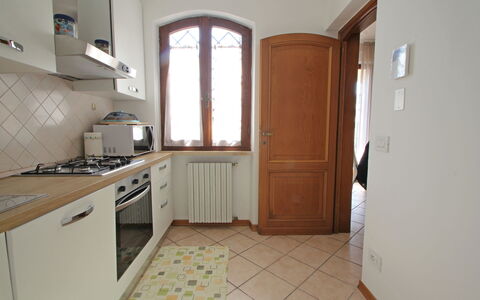 Appartamento Levante: Cabinetry, Möbel, Countertop, Gebäude, Fenster, Küchengerät, Holz, Schublade, Tür, Herd
