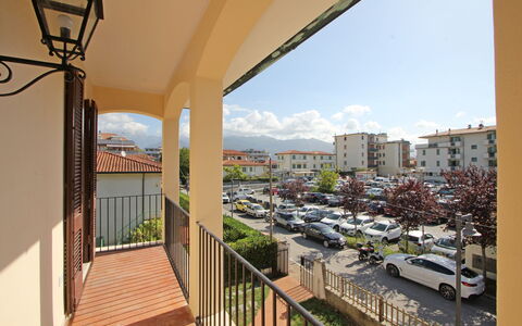 Appartamento Levante: Himmel, Gebäude, Pflanze, Wolke, Fenster, Auto, Rad, Schatten, Urban Design, Nachbarschaft