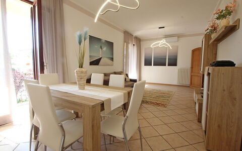 Appartamento Levante: Tabelle, Möbel, Eigentum, Fenster, Holz, Stuhl, Beleuchtung, Interior Design, Fussboden