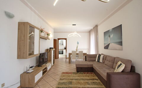 Appartamento Levante: Bilderrahmen, Eigentum, Möbel, Couch, Beleuchtung, Interior Design, Wohnzimmer, Fussboden, Holz, Flooring