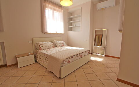 Appartamento Levante: Fenster, Möbel, Gebäude, Komfort, Bettrahmen, Kissen, Holz, Interior Design, Haus