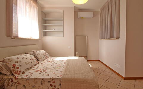 Appartamento Levante: Fenster, Möbel, Eigentum, Gebäude, Komfort, Holz, Schatten, Interior Design, Bettrahmen