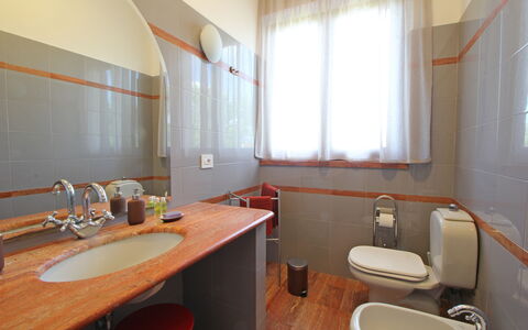 Appartamento Levante: Eigentum, Möbel, Fenster, Armatur, Sinken, Gebäude, Zapfhahn, Interior Design, Cabinetry, Holz