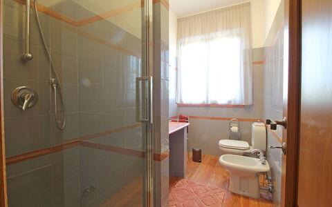 Appartamento Levante: Armatur, Sinken, Duschkopf, Gebäude, Duschtür, Zapfhahn, Dusche, Duschpaneel, Badezimmer, Fenster