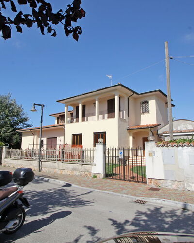 Appartamento Levante: Himmel, Gebäude, Eigentum, Pflanze, Rad, Fenster, Infrastruktur, Strassenbelag, Baum